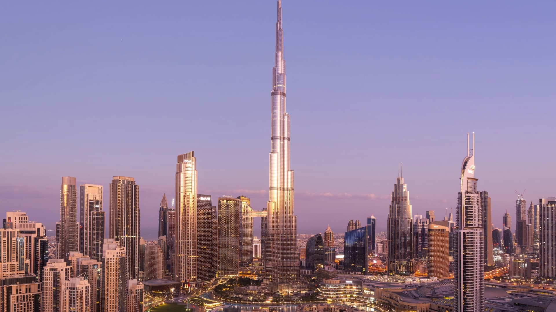 Dubai belvárosa naplementekor a Burj Khalifa-val a középpontban