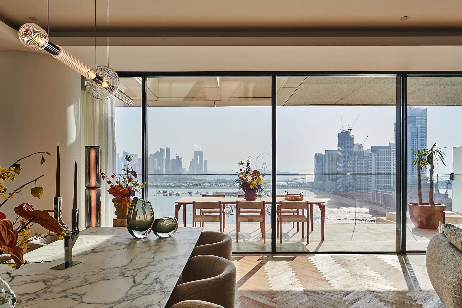 Bérbe adott dubaji luxuslakás nappalija, háttérben a város panorámájával.